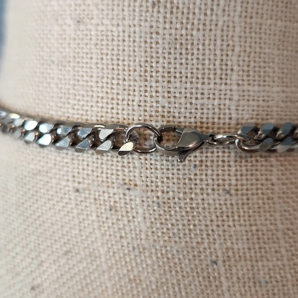 Silv Adore 100% Non-tarnish Stainless Steal Silver Toned Chainlink Necklace
